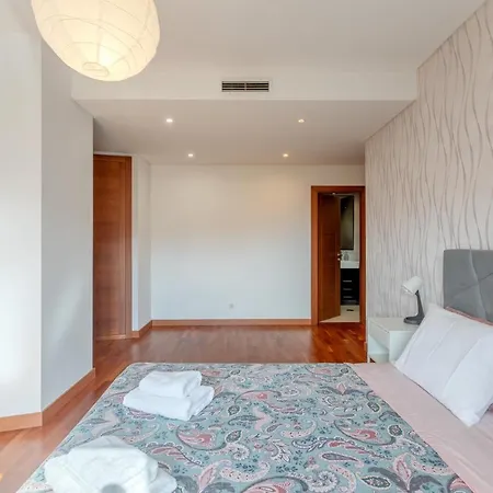 Modern 2 Bedroom Apt 20 Min From City Center Amadora Exterior photo