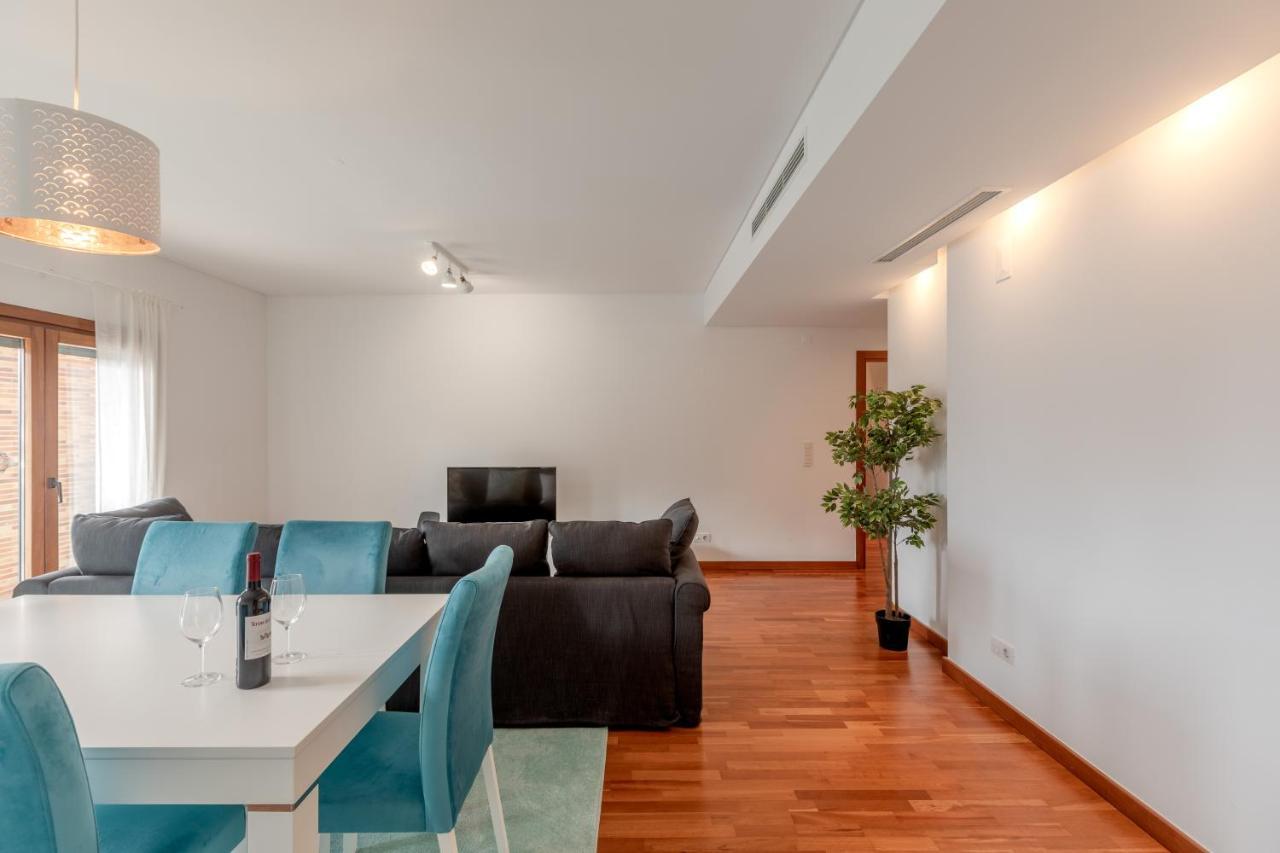 Modern 2 Bedroom 20 Min From Center Apartament